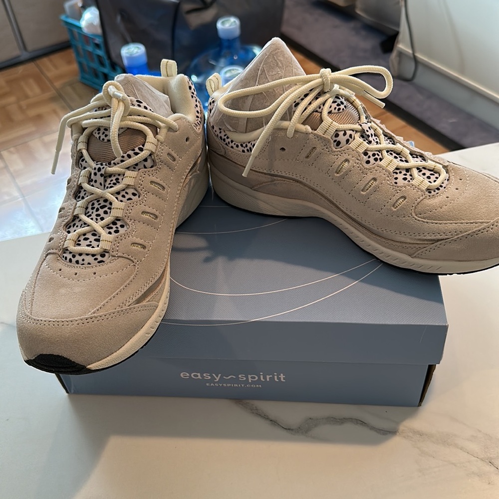 NWT Easy Spirit Romy walking shoe, size 7. - Picture 3 of 6